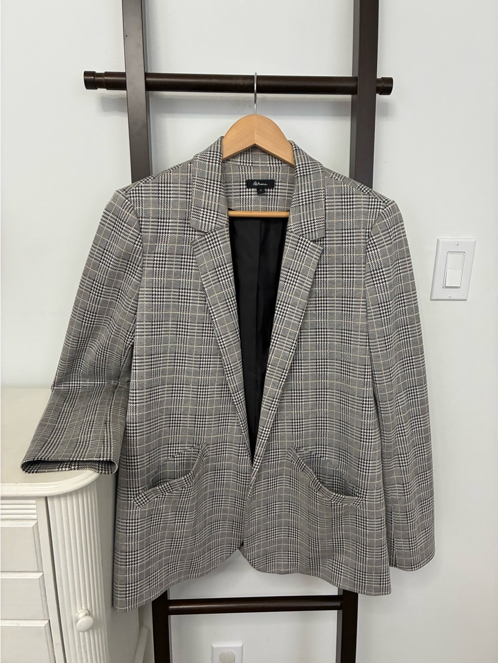 Classic Plaid womens Blazer from Reitmans. Size 12. Pockets. Classy.